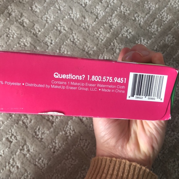 The Original Makeup Eraser watermelon with pouch - Picture 4 of 8